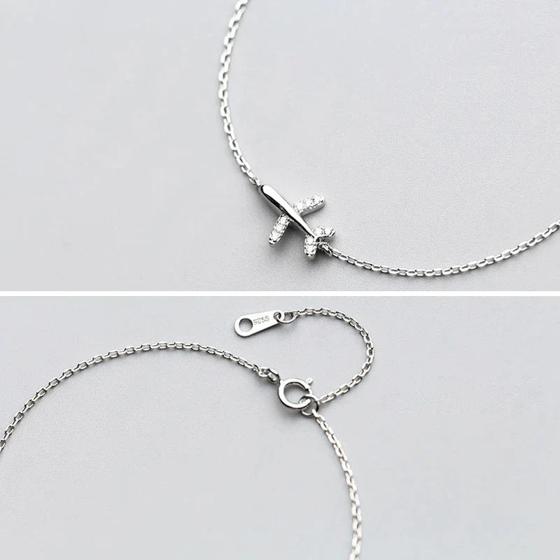 Modisches Silberarmband mit Flugzeugmotiv, Ausdruck von Fernweh und eine perfekte Geschenkidee für Weltenbummler.