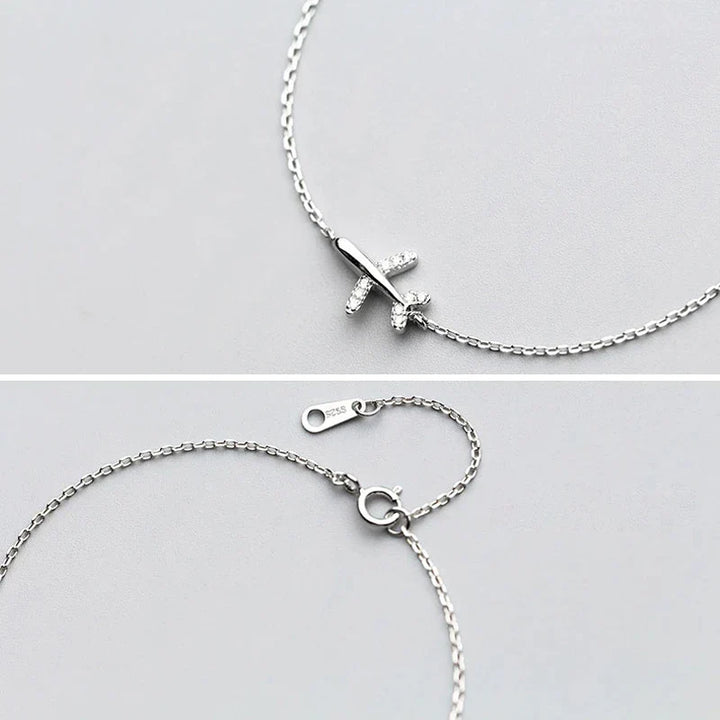 Modisches Silberarmband mit Flugzeugmotiv, Ausdruck von Fernweh und eine perfekte Geschenkidee für Weltenbummler.