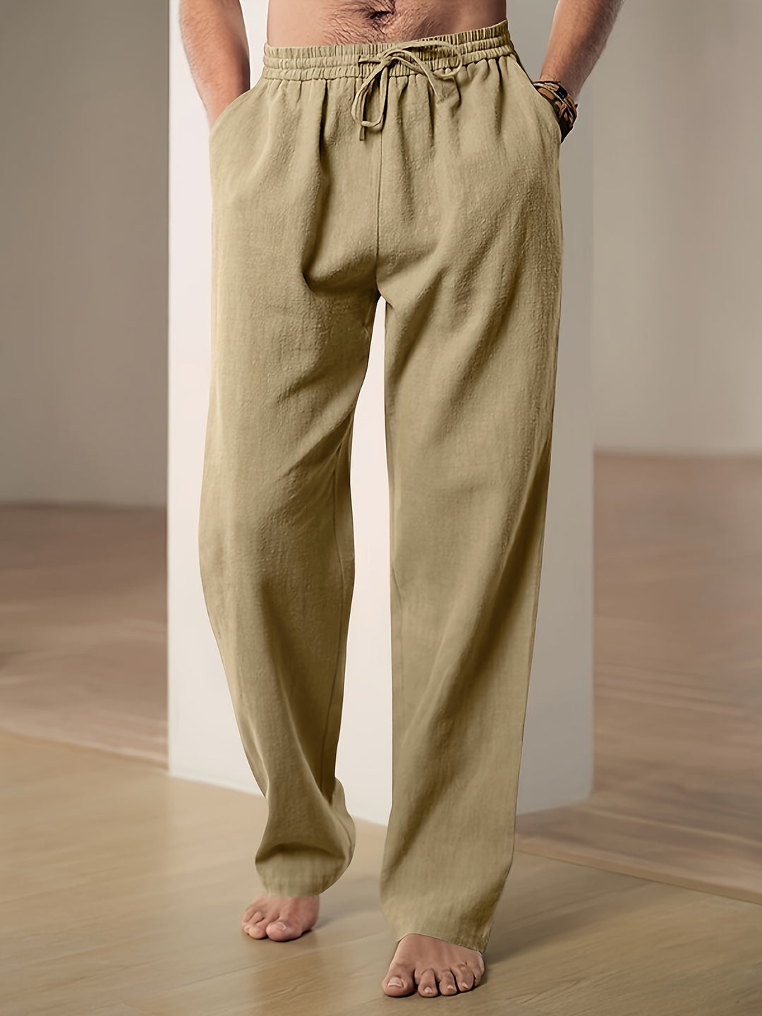 Nahaufnahme des elastischen Bundes und Kordelzugs einer modischen, leichten Herren Sommerhose. Detailfokus.