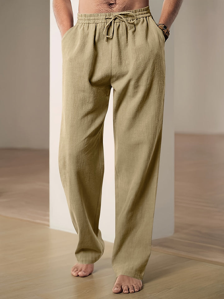 Nahaufnahme des elastischen Bundes und Kordelzugs einer modischen, leichten Herren Sommerhose. Detailfokus.