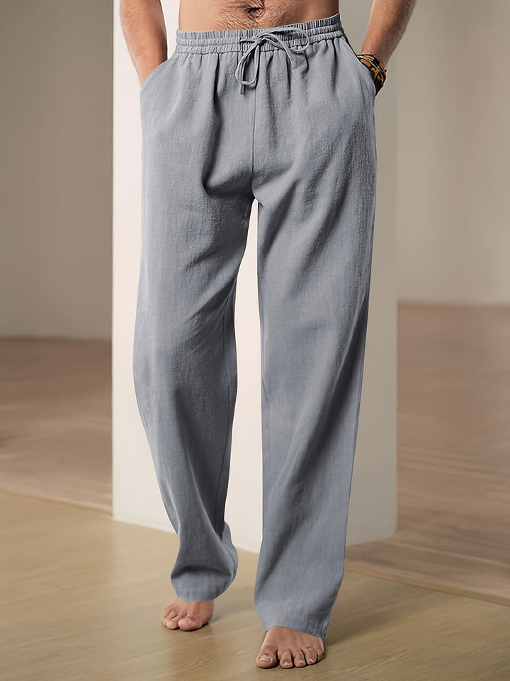 Mann trägt eine bequeme, atmungsaktive Herren Sommerhose mit Kordelzug im Loose Fit bei einem Spaziergang.