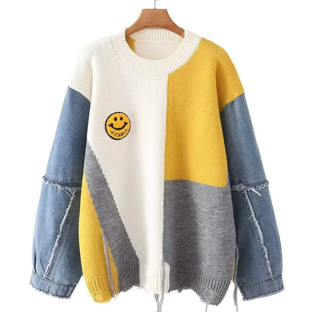 Fröhlicher Damen Patchwork Pullover Liora mit bunten Smiley-Details, ideal für Freizeit im Herbst/Winter.