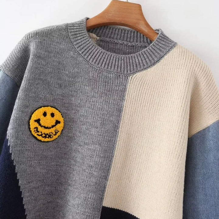 Damen Pullover Liora: modischer Patchwork-Look mit bunten Smileys, ideal für gemütliche Herbsttage.