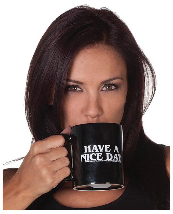 Nahaufnahme eines gefüllten Keramik-Stimmungsbechers mit heißem Kaffee, bereit für das Morgenritual.