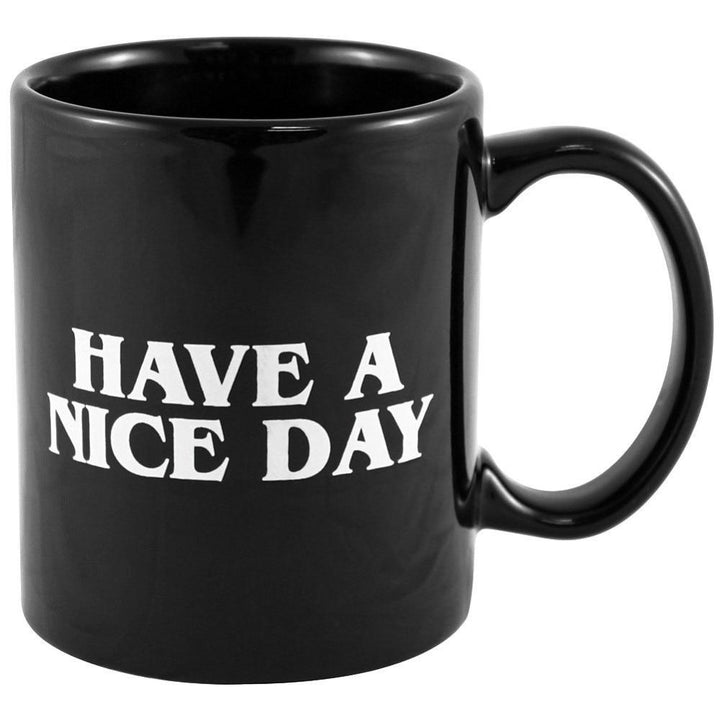 Ein fröhlicher Stimmungsbecher aus Keramik auf einem Tisch, symbolisiert ein gemütliches Morgenritual.