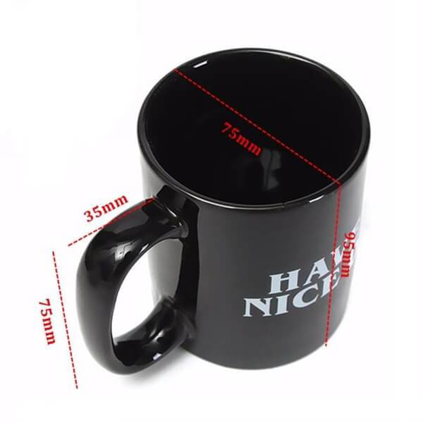 Hände halten einen warmen Keramik-Stimmungsbecher, perfekt für gemütliche Momente mit Tee oder Kaffee.