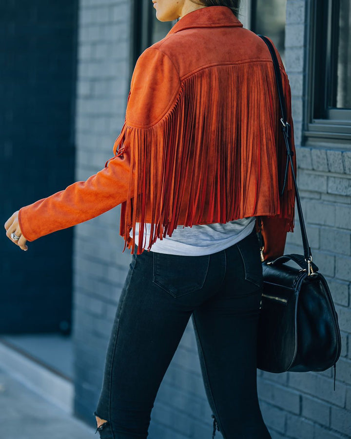 Designer Rosy Fransenjacke, setzt stilvolle Akzente in der Herbstmode als Statement-Piece.