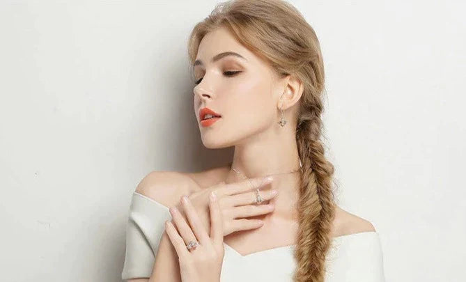 Damen Tropfenohrringe mit detailreichem Bienenkönigin-Motiv und glänzendem Kristall. Modischer Schmuck.