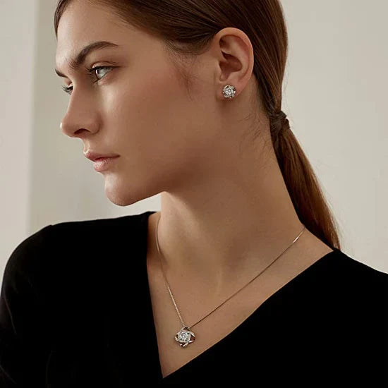 Runde Damen Halskette mit Liebesknoten-Design, glänzender Weißgold-Look mit Zirkonia, perfektes Geschenk.