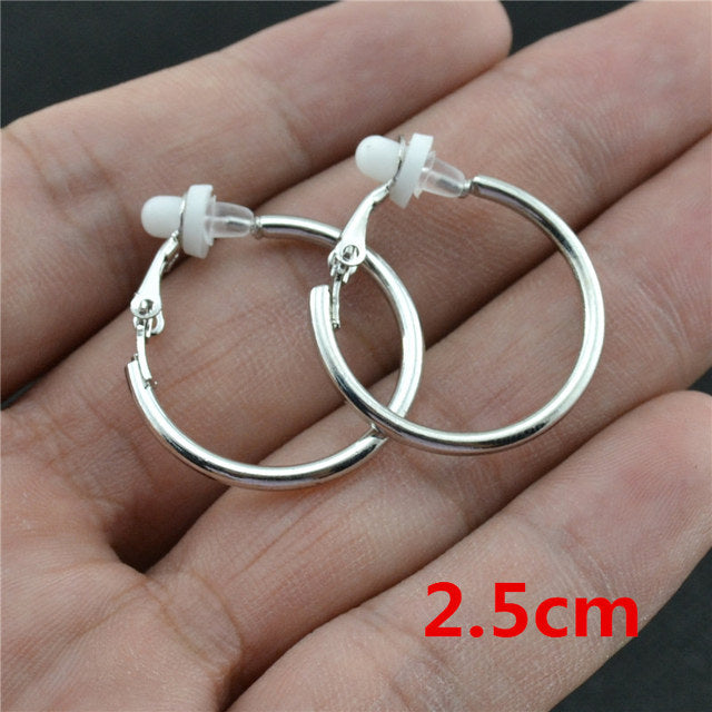 Moderne silberfarbene Clipohrringe für Damen; bequemer Schmuck ohne Piercing, stilvoll und vielseitig.