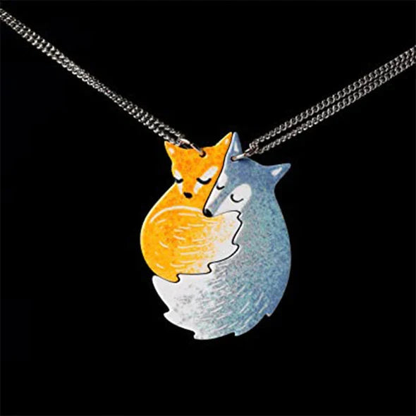 Liebesgeschenk für Paare: Edelstahl Halskette mit Fuchs und Wolf, ein einzigartiger Tieranhänger als Zeichen der Treue.