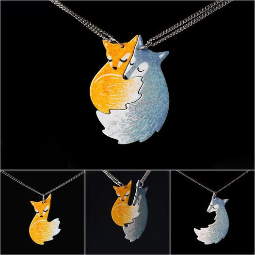 Nahaufnahme der Edelstahl Partnerkette mit graviertem Fuchs-Wolf-Motiv, hochwertiger Symbolschmuck für Paare.