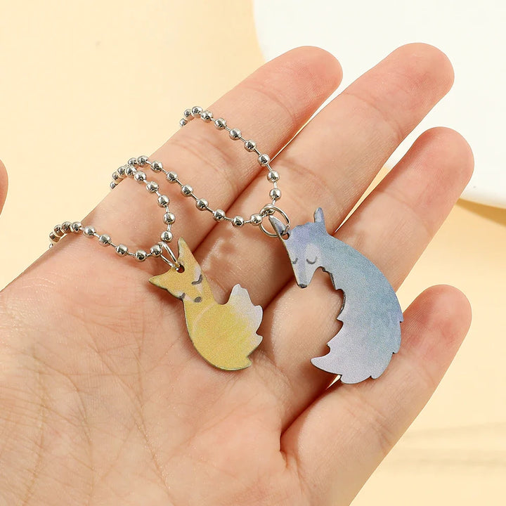 Symbolische Partnerkette Fuchs & Wolf Umarmung aus Edelstahl, drückt tiefe, ewige Liebe und Verbundenheit aus.