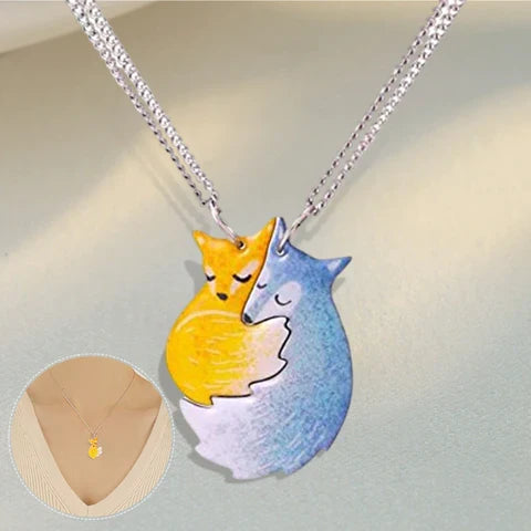 Pärchen trägt Partner-Halskette mit Fuchs & Wolf Anhänger, eleganter Edelstahl Schmuck für unzertrennliche Liebe.