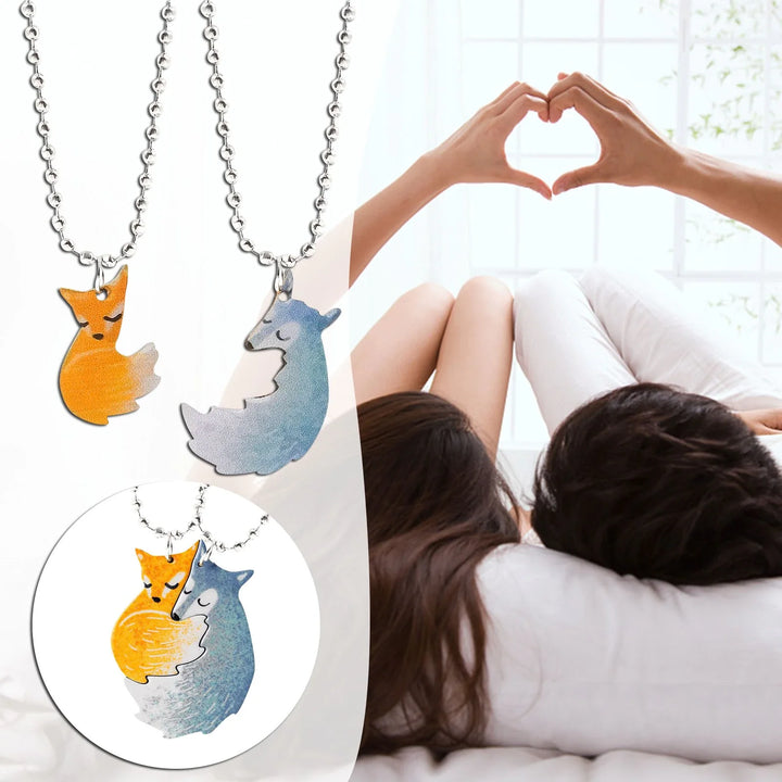 Partnerkette Edelstahl mit umarmendem Fuchs & Wolf, Symbol ewiger Liebe für Pärchen, ideales Liebesgeschenk.