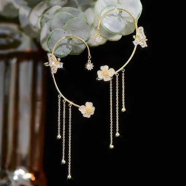 Elegante Damen Schmetterling Ohrringe mit Zirkonia an einem Ohr, funkelnder Statement-Schmuck.