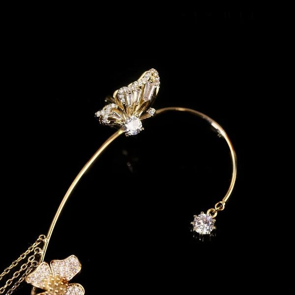 Seitenansicht der eleganten Damen Schmetterling Ohrringe, mit funkelnden Zirkonia Steinen.