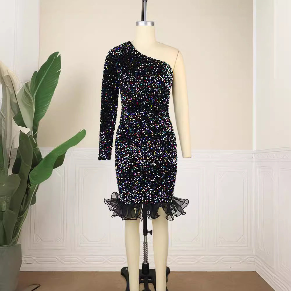 Elegantes Damen Abendkleid mit glitzernden Pailletten und zarten Rüschen. Ideal für glamouröse Auftritte.