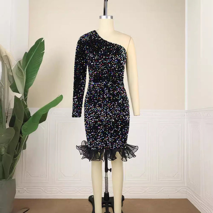 Elegantes Damen Abendkleid mit glitzernden Pailletten und zarten Rüschen. Ideal für glamouröse Auftritte.
