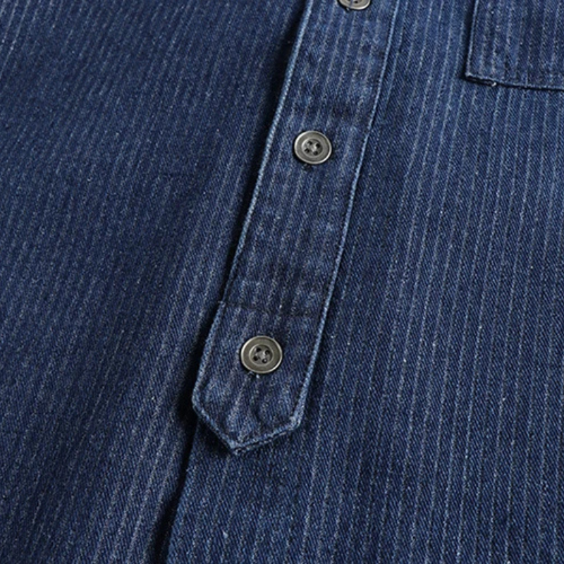 Legeres Herren Hemd mit Utility-Merkmalen, ideal für moderne Casual-Looks in der Freizeit.