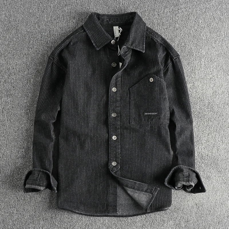 Modisches Herren Utility Oberteil mit Langarm, funktional designt für Outdoor und urbanen Alltag.