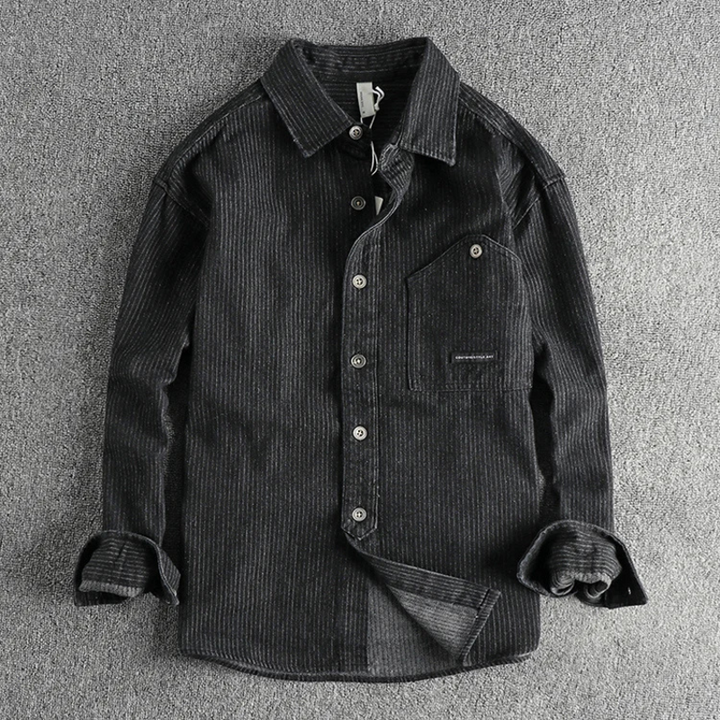 Modisches Herren Utility Oberteil mit Langarm, funktional designt für Outdoor und urbanen Alltag.