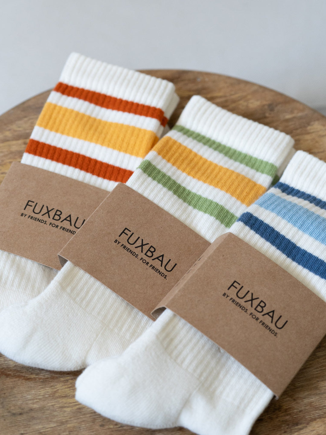 Bequeme Unisex Retro Sneaker Socken mit Streifen, perfekt für Alltag und sportlichen Komfort.