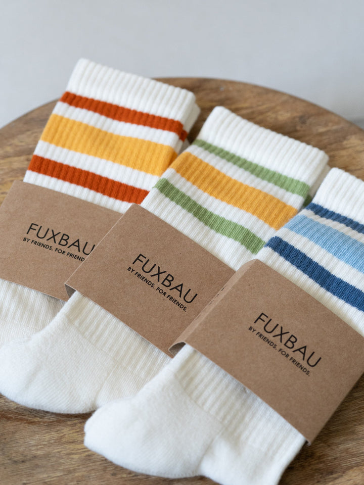 Bequeme Unisex Retro Sneaker Socken mit Streifen, perfekt für Alltag und sportlichen Komfort.