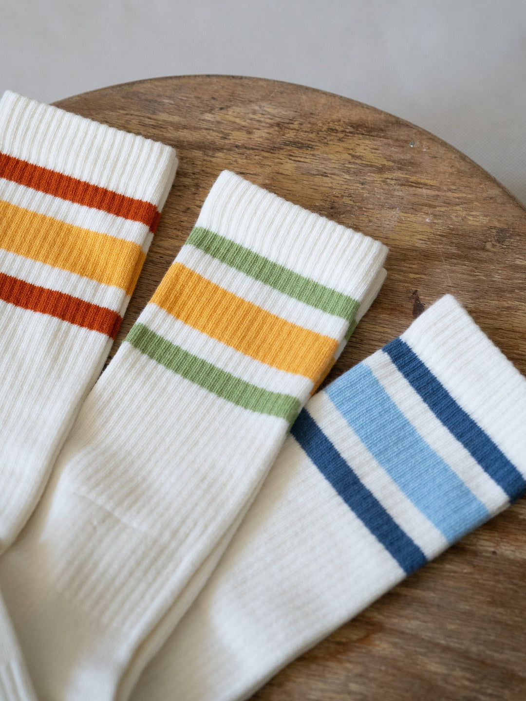 Modische kurze Retro Socken für Unisex, mit Streifenmuster, vielseitig für Freizeit und Sportoutfits.