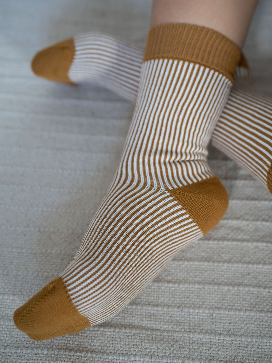 Hochwertige Damen Jacquard-Socken mit feinem Streifenmuster, weich & bequem. Ideales Damenschuhe Zubehör.