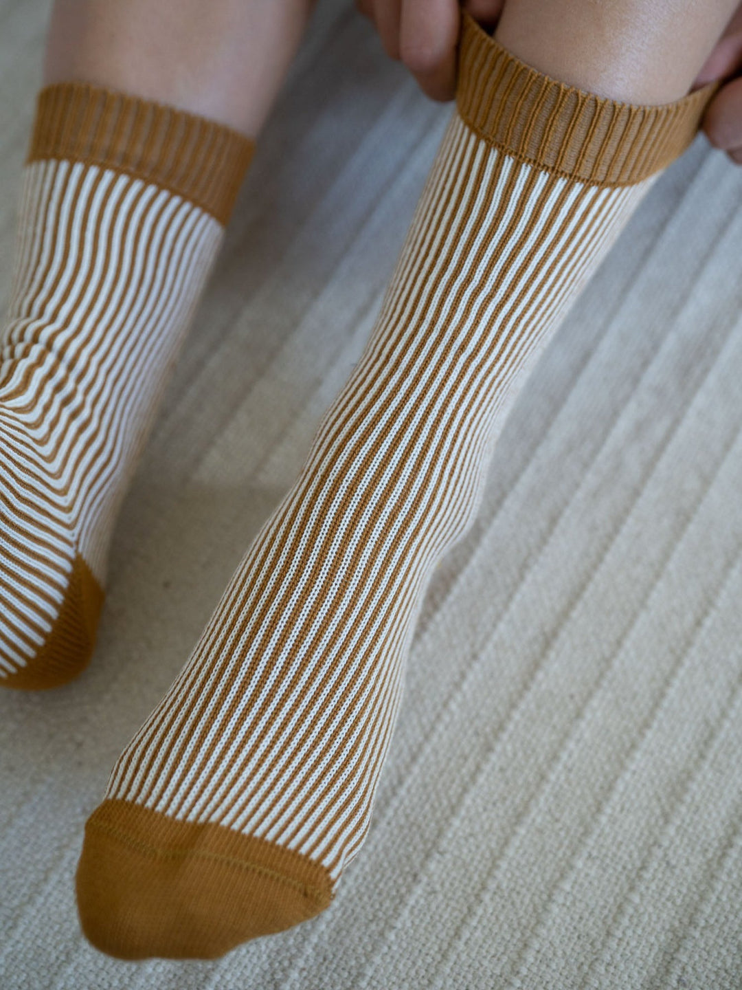 Stylische gestreifte Damen Jacquard-Socken, bequem für Freizeit & Alltag. Modische Freizeitsocken.