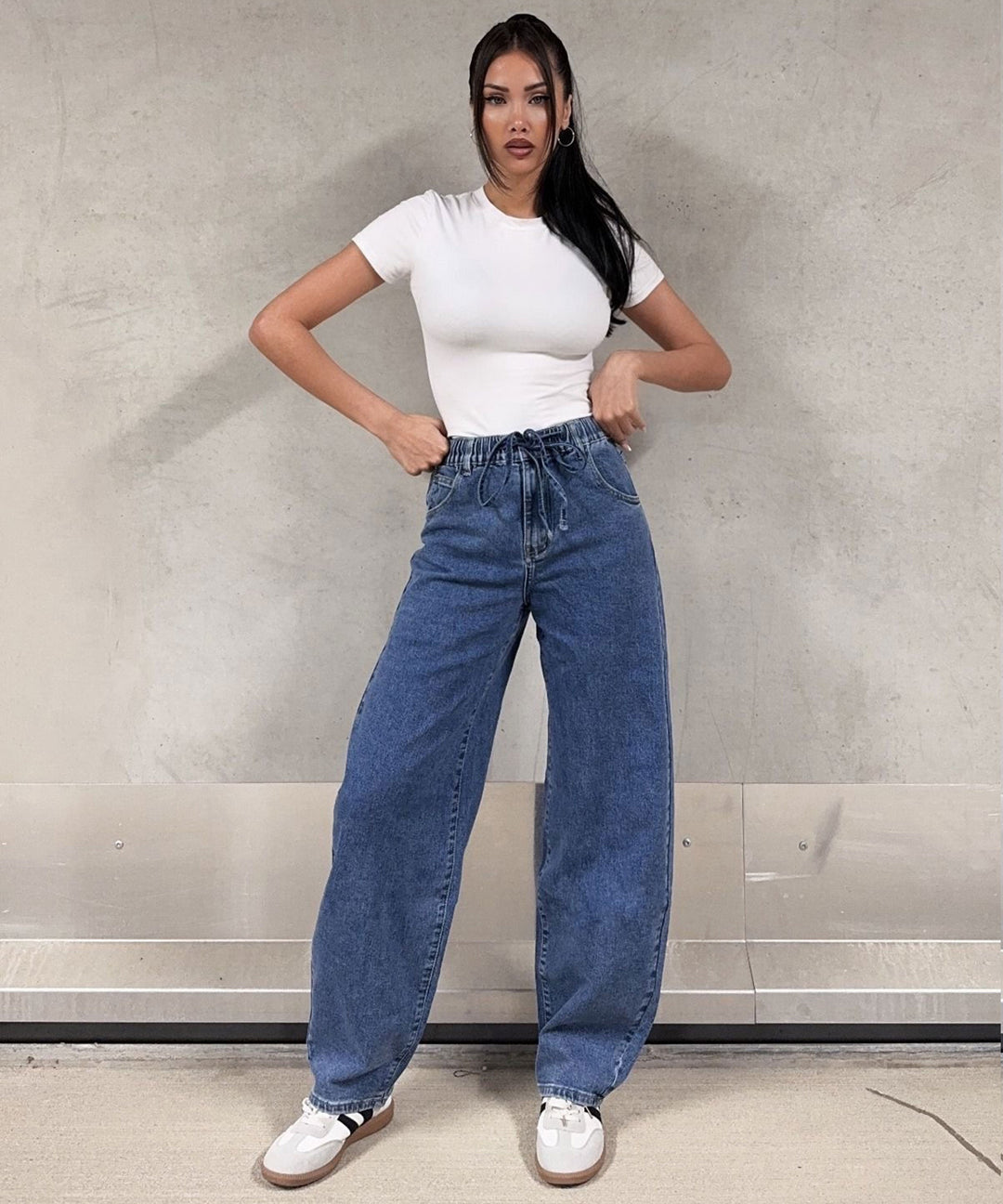 Modische Damen Balloon Jeans mit weitem Bein und lockerer Passform, ideal für einen bequemen Casual Look.