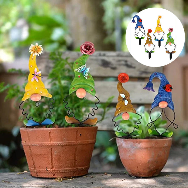 Farbfroher Gartenzwerg aus Metall als Deko-Pfahlfigur, ideal für Frühling und Sommer.