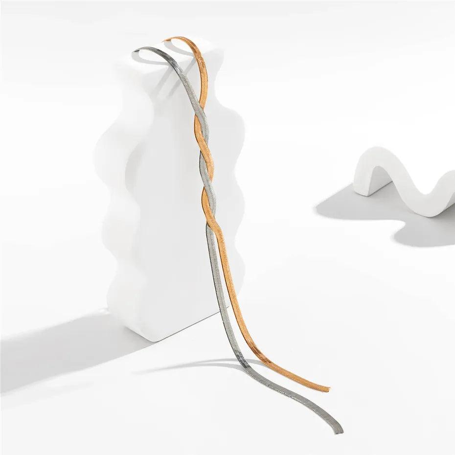 Detail der verstellbaren Schlangenkette, eleganter Damenschmuck, sicherer Verschluss.