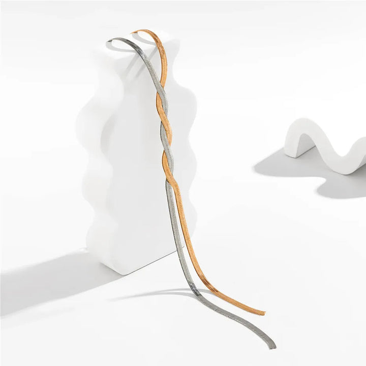 Detail der verstellbaren Schlangenkette, eleganter Damenschmuck, sicherer Verschluss.