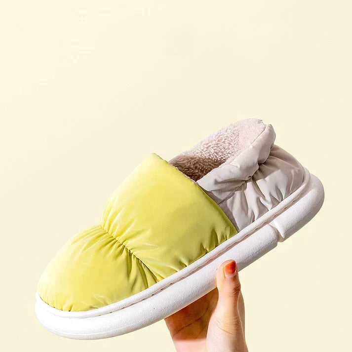 Weiche, warme Hausschuhe für Damen und Herren, in schlichtem Grau. Perfekt für entspannte Stunden daheim.