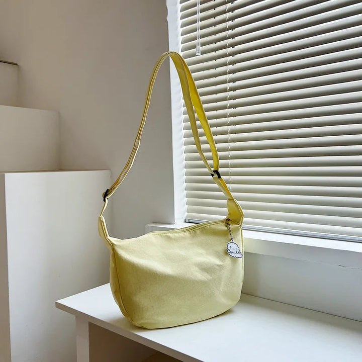 Modische Damen Handtasche als praktische Crossbody-Tasche. Edles Accessoire für das ganze Jahr.