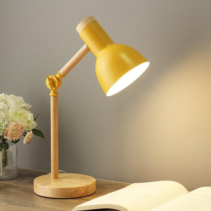 Design Tischlampe aus Naturholz mit grauem Metallschirm, minimalistisch und funktional für jede Einrichtung.