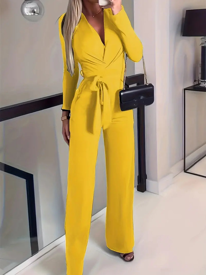 Zeitloser Damen Jumpsuit, Ein-Teiler mit V-Ausschnitt & weitem Bein, für elegante Auftritte.