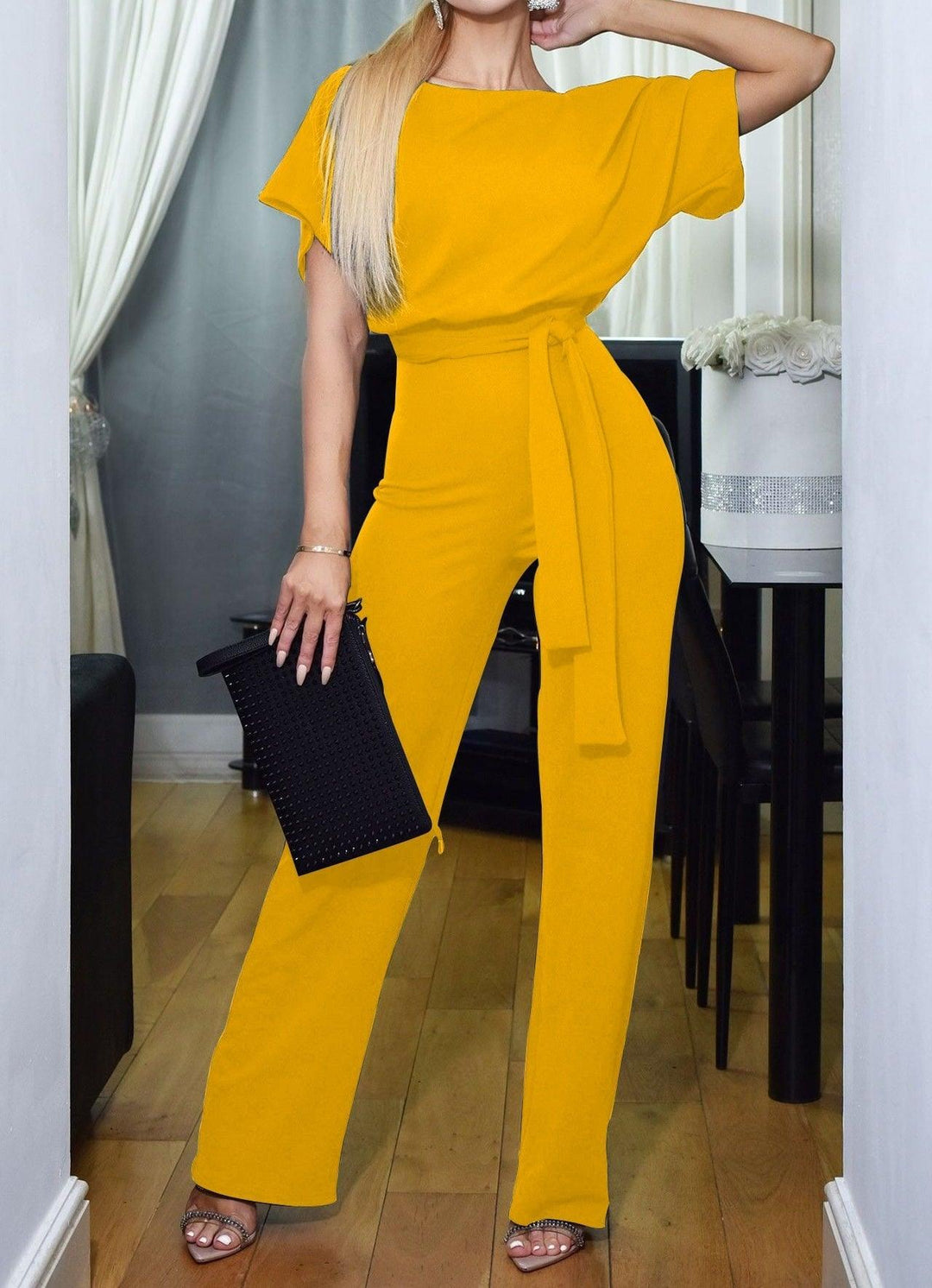 Modischer Damen Jumpsuit für den Frühling. Stilvoller Einteiler, bietet Eleganz und hohen Tragekomfort.