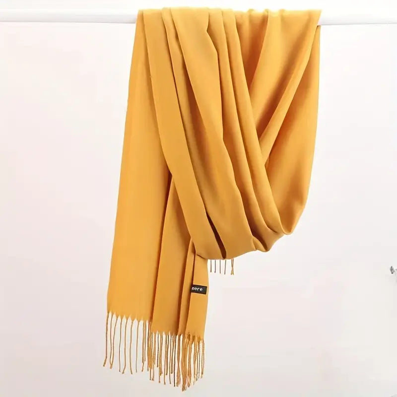 Gemütlicher und eleganter Damenschal für den Winter. Perfekt für kuschelige Wintermode.