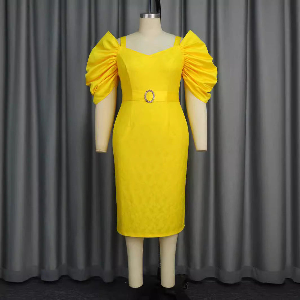 Modisches Partykleid für Damen, figurbetont geschnitten mit schicken Puffärmeln & glitzerndem Gürtel.