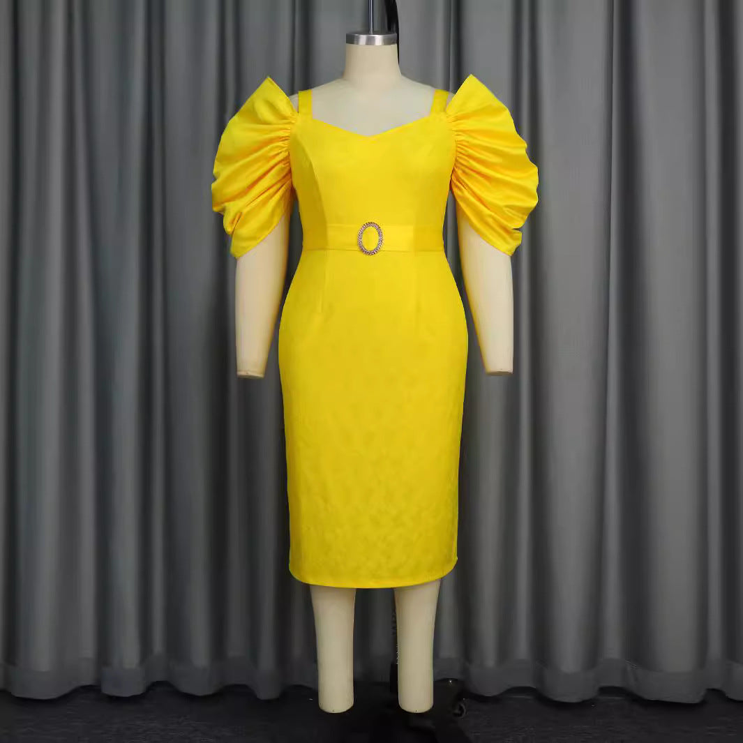 Modisches Partykleid für Damen, figurbetont geschnitten mit schicken Puffärmeln & glitzerndem Gürtel.