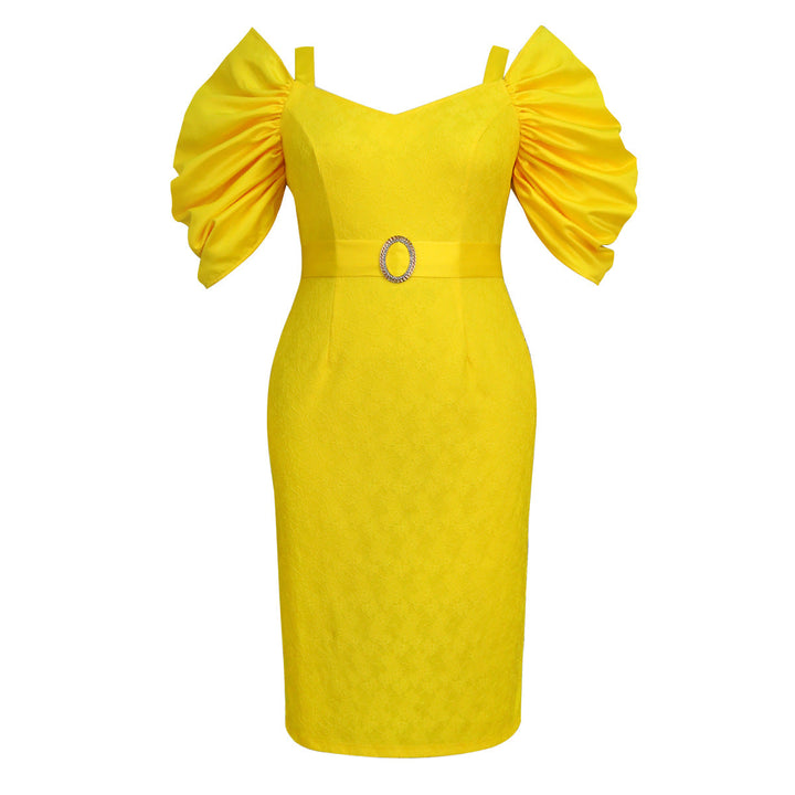 Schickes gelbes Damenkleid, figurbetont, mit auffälligen Puffärmeln und einem eleganten Glitzergürtel.