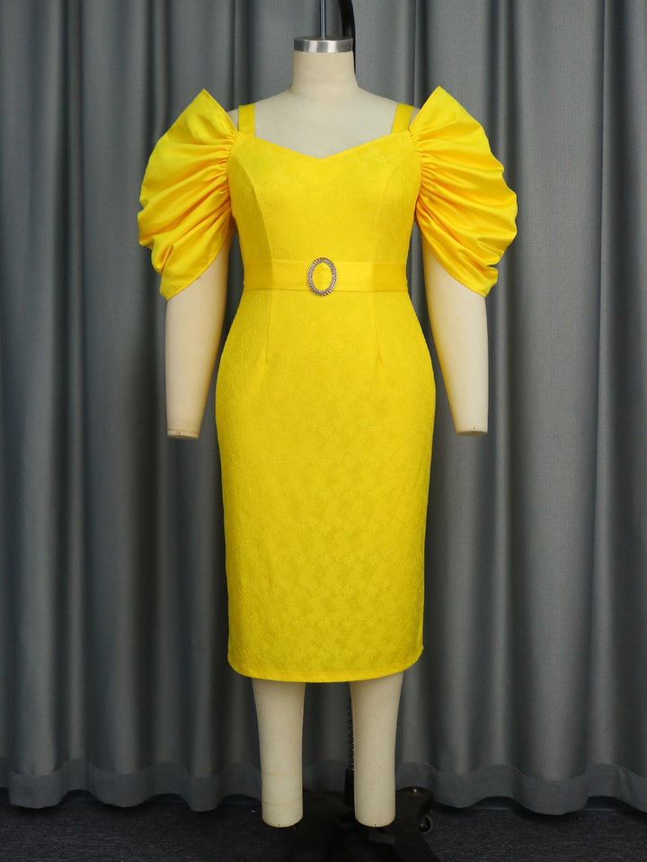 Festliches Damenkleid, gelb, mit trendigen Puffärmeln und einem funkelnden Gürtel für Glamour.