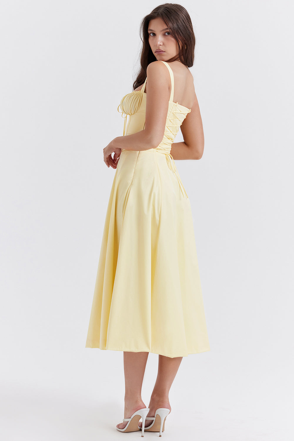 Modernes Damenkleid mit Bustier und detailreichem Blumenprint, tailliert geschnitten. Zeitloser Stil.