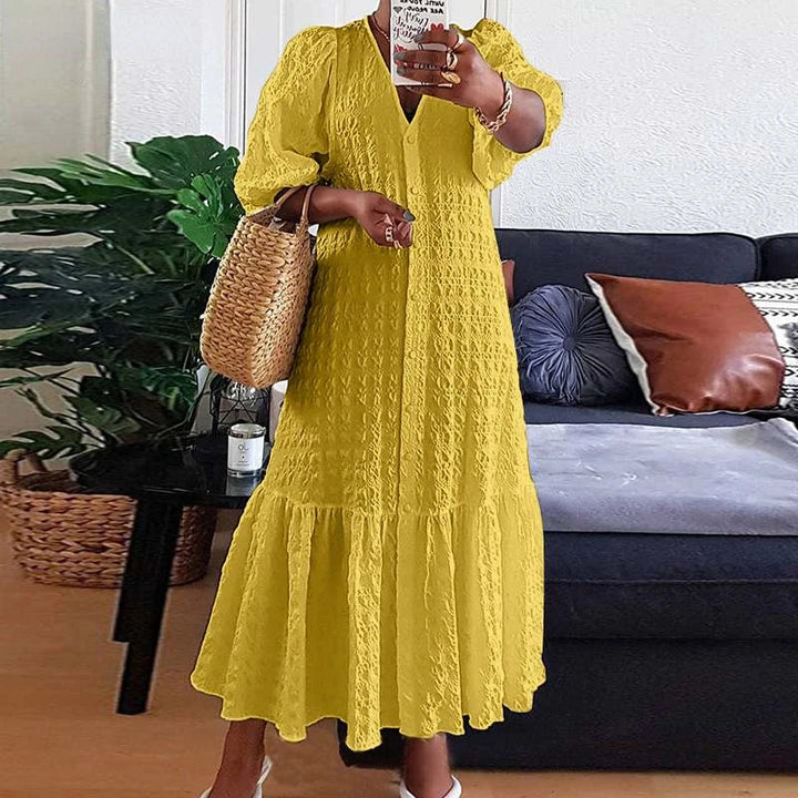 Luftiges Damen Maxikleid Übergröße, Sommerkleid-Stil, mit V-Ausschnitt und Puffärmeln für warme Tage.