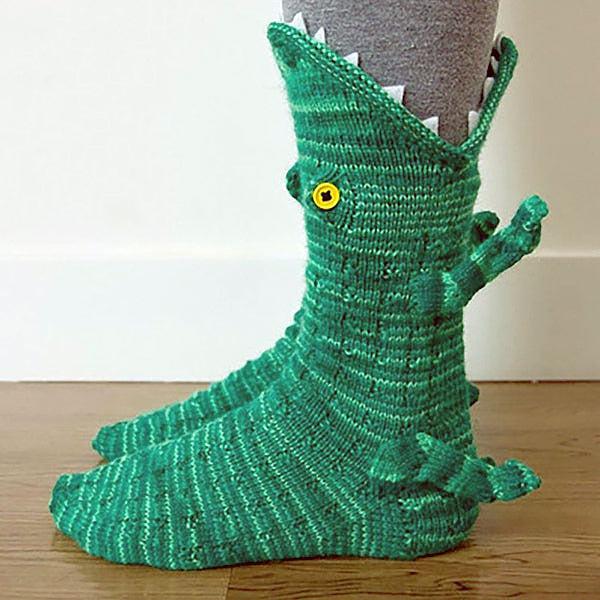 Gemütliche Unisex Strick-Krokodil-Hausschuhe halten Füße warm. Handgemachte Tier-Haussocken, ideales Wintergeschenk.