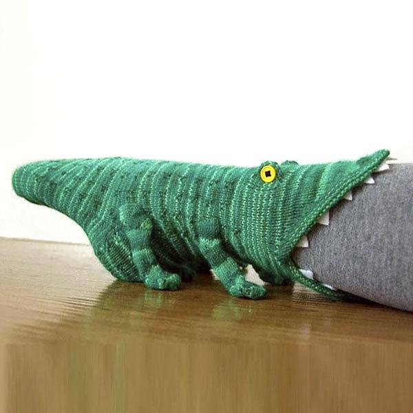 Warme Strick-Krokodil-Hausschuhe, handgemacht für gemütliche Winterabende. Unisex Stricksocken für warme Füße.