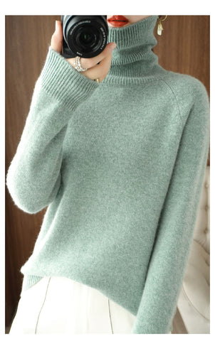 Model trägt stilvollen Damen Kuschelpullover, kombiniert mit Herbstmode, elegant & warm für draußen.